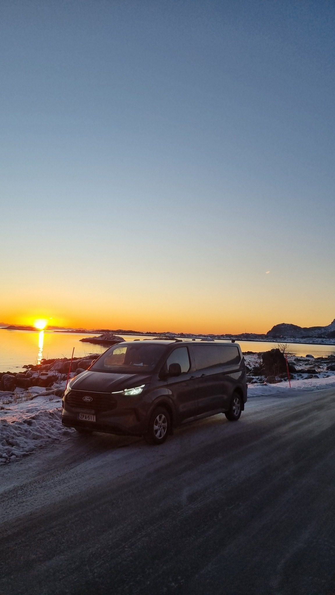 Söbe Group pakettiauto auringonlaskussa