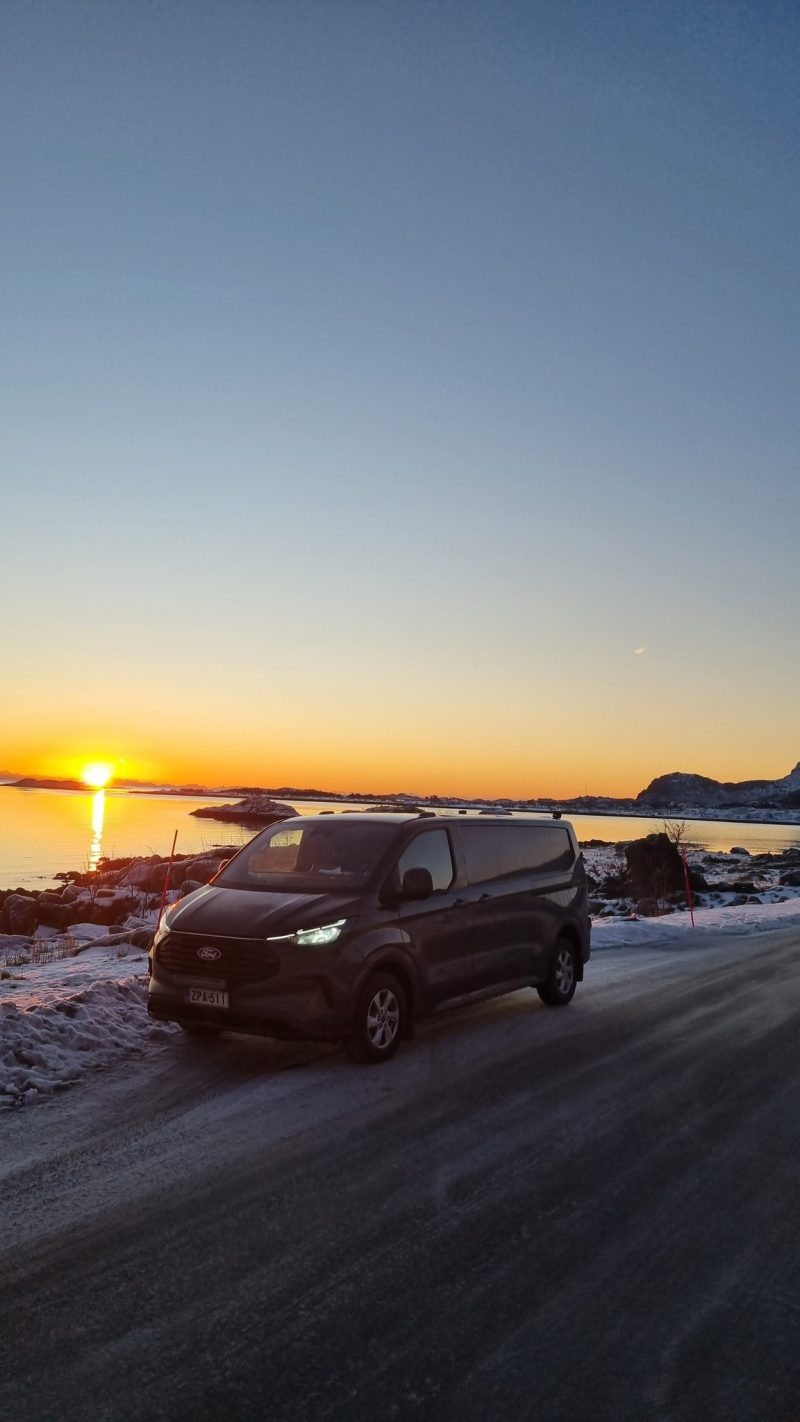 Söbe Group pakettiauto auringonlaskussa