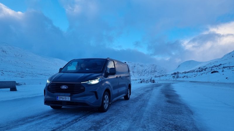 Söbe Group pakettiauto vuoristotiellä